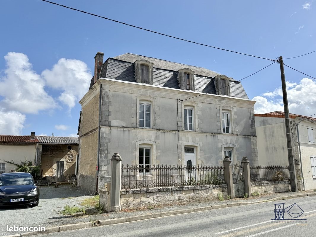 Maison à vendre, 160m², Brie-sous-Mortagne