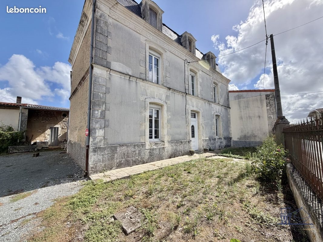 Maison à vendre, 160m², Brie-sous-Mortagne
