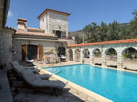 Maison à louer, 260m², Saint-Vallier-de-Thiey