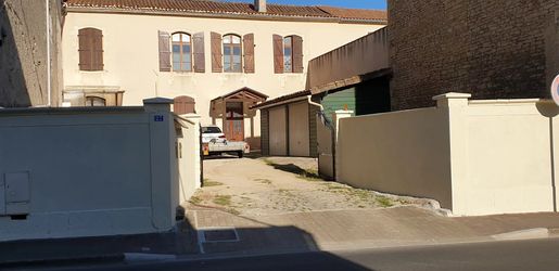 Maison 1187 m² · à Ruffec · 1 187 m² · 284 500 €