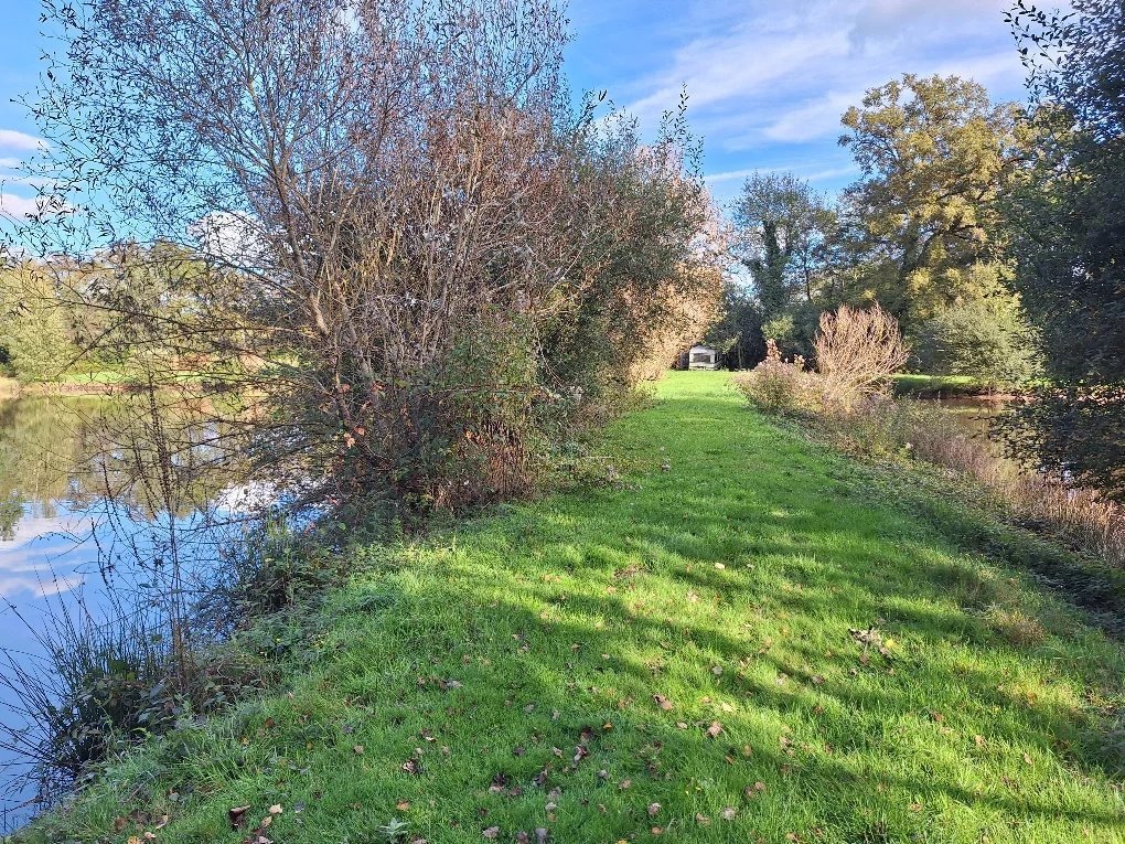 Two Lakes with 10 Acres in Northern Charente - Vue 5