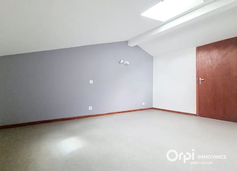 Appartement à louer, 77m², Neuvéglise