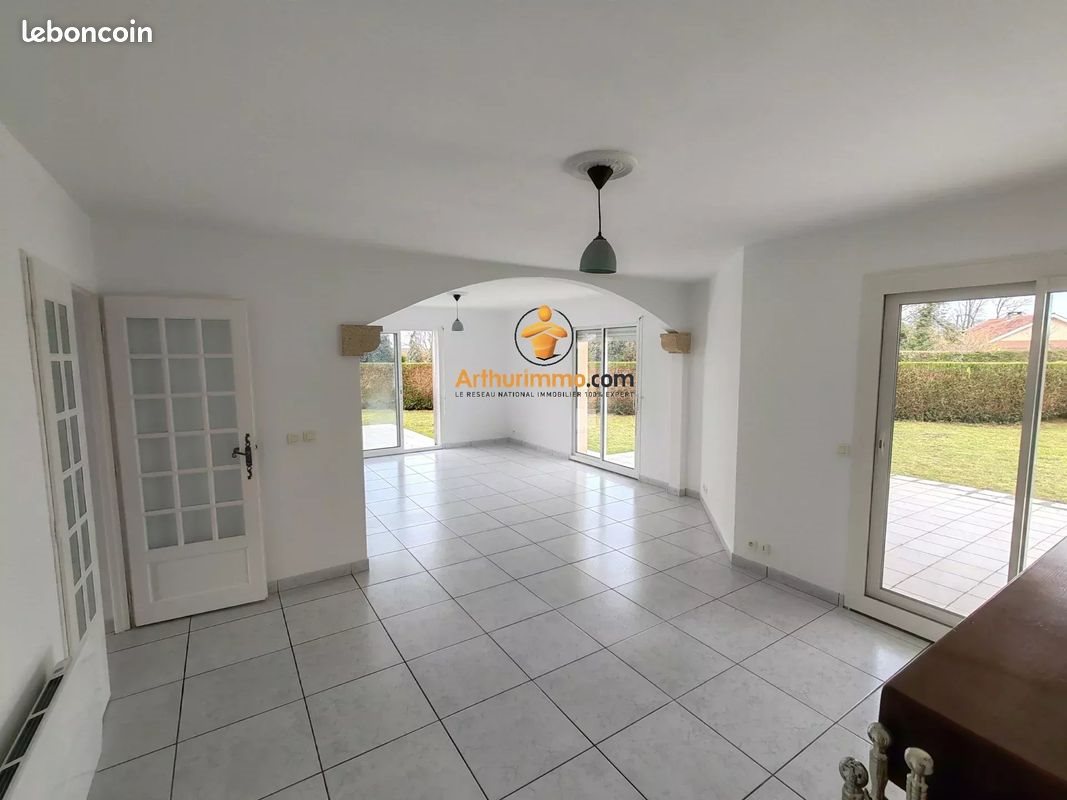 Maison à louer, 141m², Buros