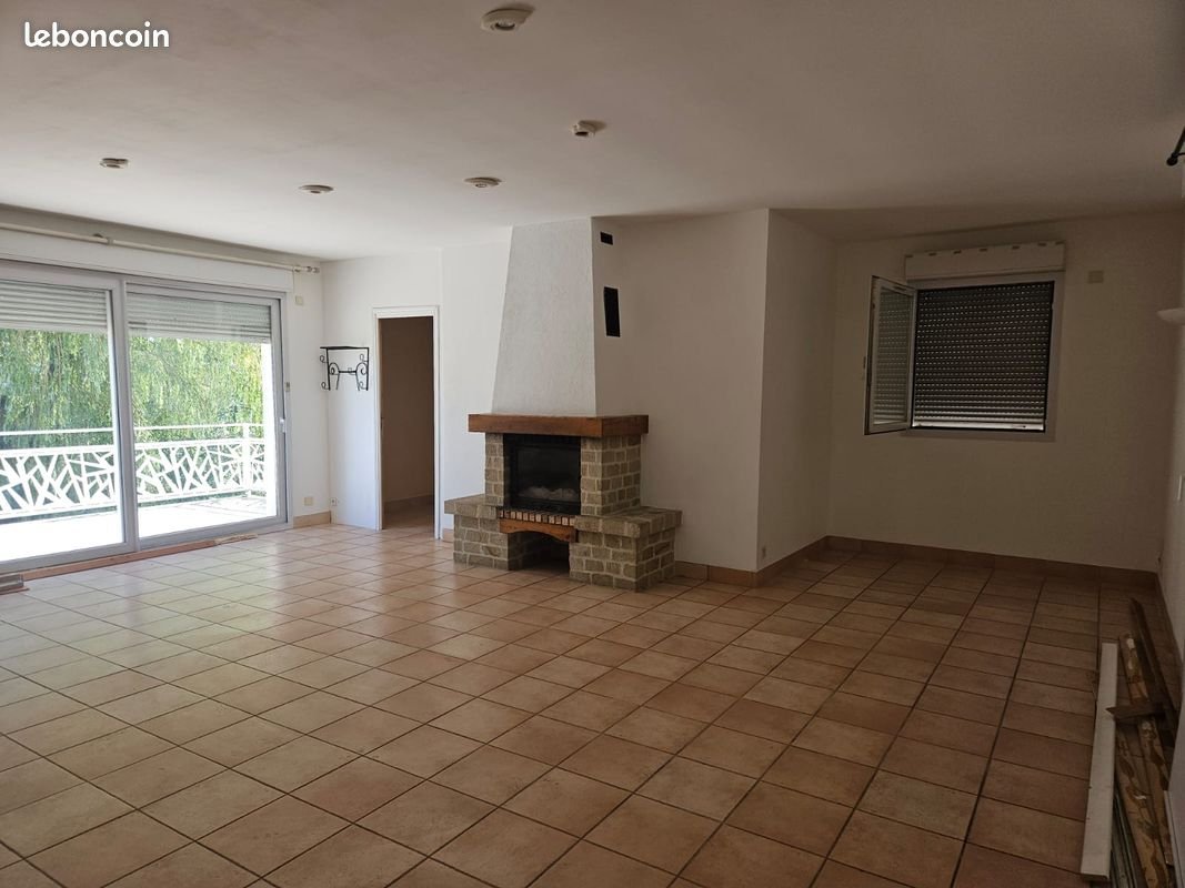 Maison à louer, 142m², Alboussière