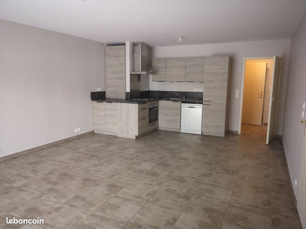 Appartement à louer, 68m², Féternes