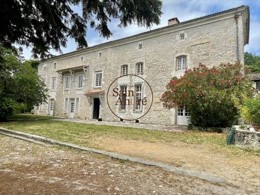 Maison 12 pièces 616 m² · à Magnac-sur-Touvre · 616 m² · 798 000 €