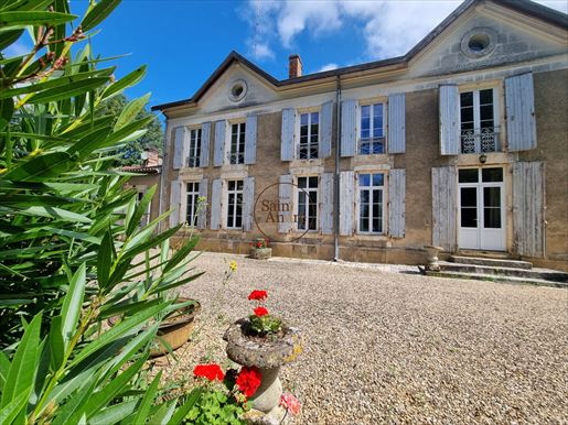Maison 12 pièces 470 m² · à Montbron · 470 m² · 351 750 €
