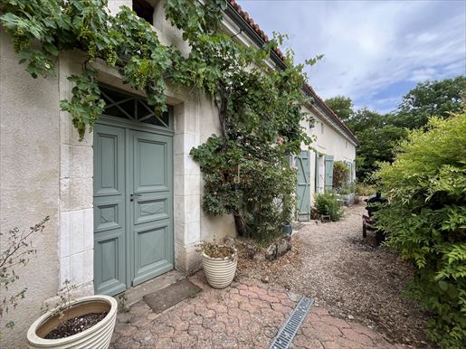 Maison 9 pièces 330 m² · à Roullet-Saint-Estèphe · 330 m² · 379 600 €