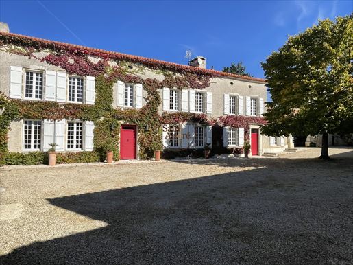 Maison 8 pièces 320 m² · à Roullet-Saint-Estèphe · 320 m² · 756 000 €