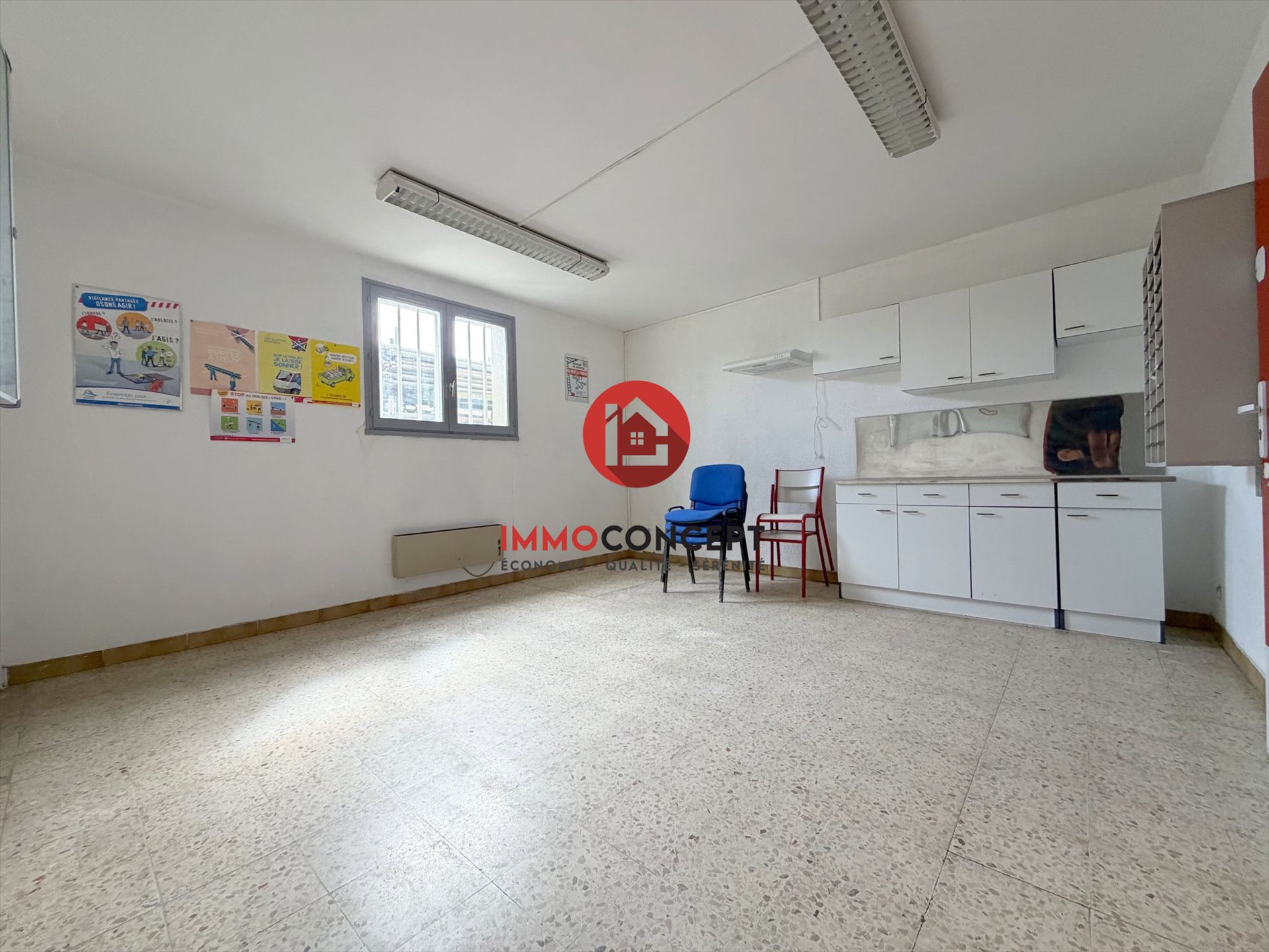 Maison à louer, 820m², Laudun-l'Ardoise