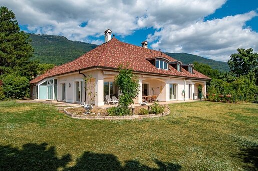 Maison 9 pièces 287 m² · à Thoiry · 287 m² · 1 800 000 €