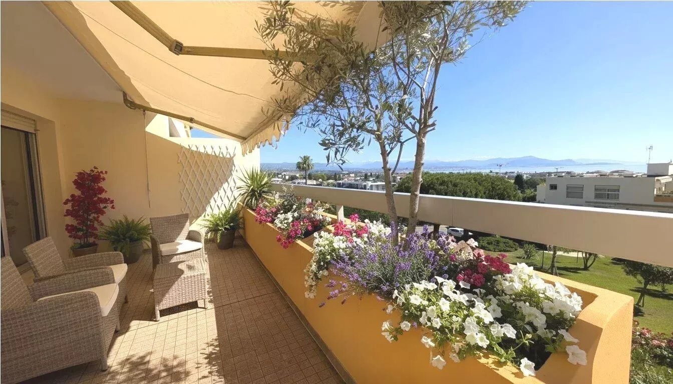 Antibes – Beautiful one-bedroom apartment opening onto a spacious 21 sqm terrace with sea...
