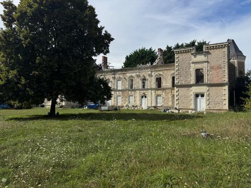 Maison 30 pièces 1100 m² · à Mansigné · 1 100 m² · 280 000 €
