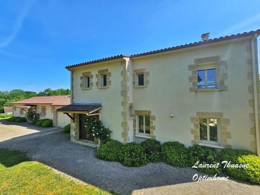 Maison 8 pièces 260 m² · à Thenon · 260 m² · 470 000 €