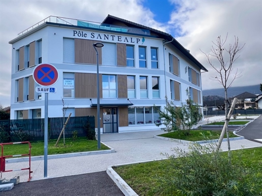 Local commercial 3 pièces 44 m² · à Vallières-sur-Fier · 44 m² · 234 000 €