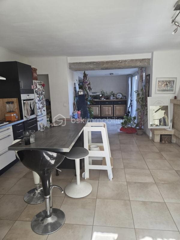 Maison à louer, 132m², Valliguières