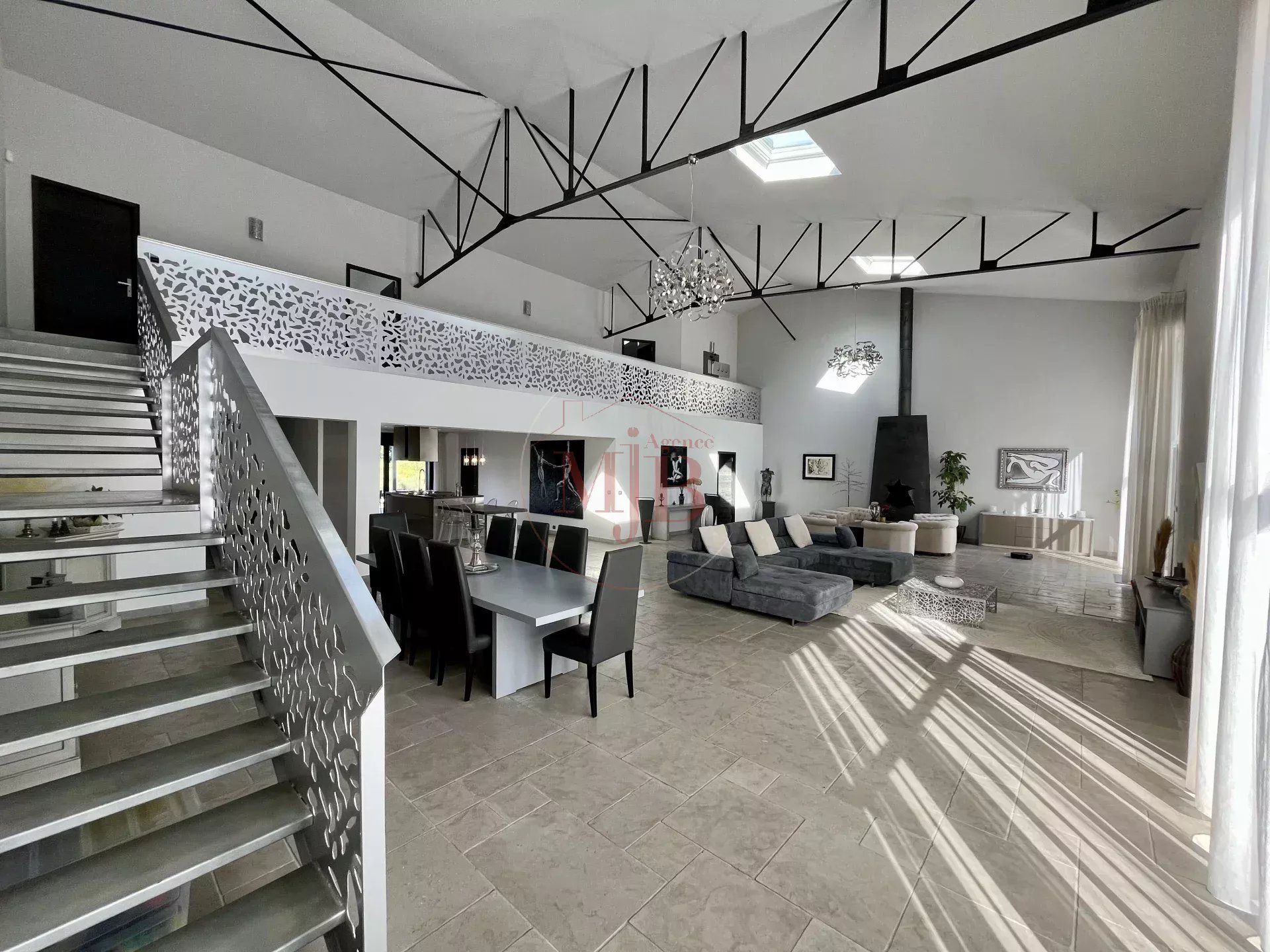 Maison à louer, 350m², Le Puy-Sainte-Réparade