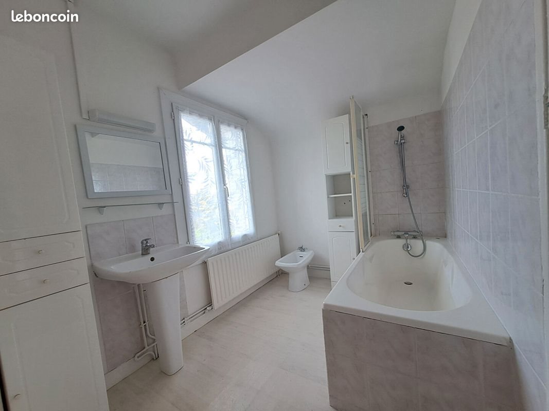 Maison à louer, 94m², Ardin