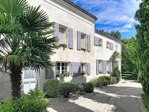 Maison 7 pièces 239 m² · à Berneuil · 239 m² · 462 000 €