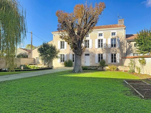 Maison 12 pièces 250 m² · à Saint-Martin-de-Juillers · 250 m² · 280 000 €