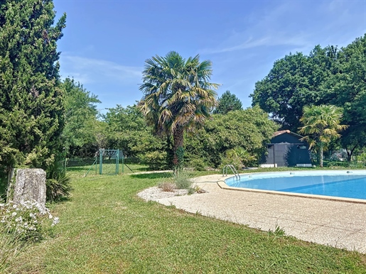 Maison 10 pièces 375 m² · à Saintes · 375 m² · 575 000 €