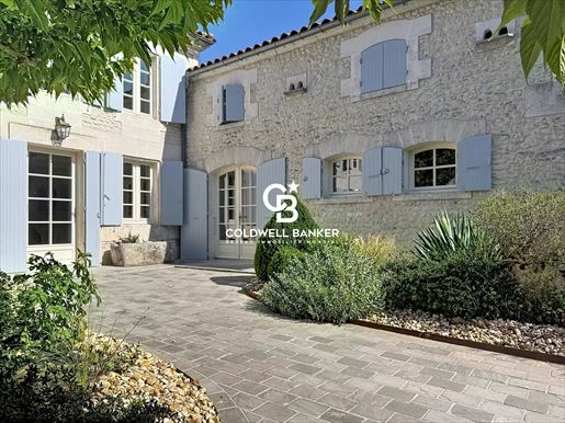 Maison 7 pièces 259 m² · à Saint-Fort-sur-le-Né · 259 m² · 556 000 €