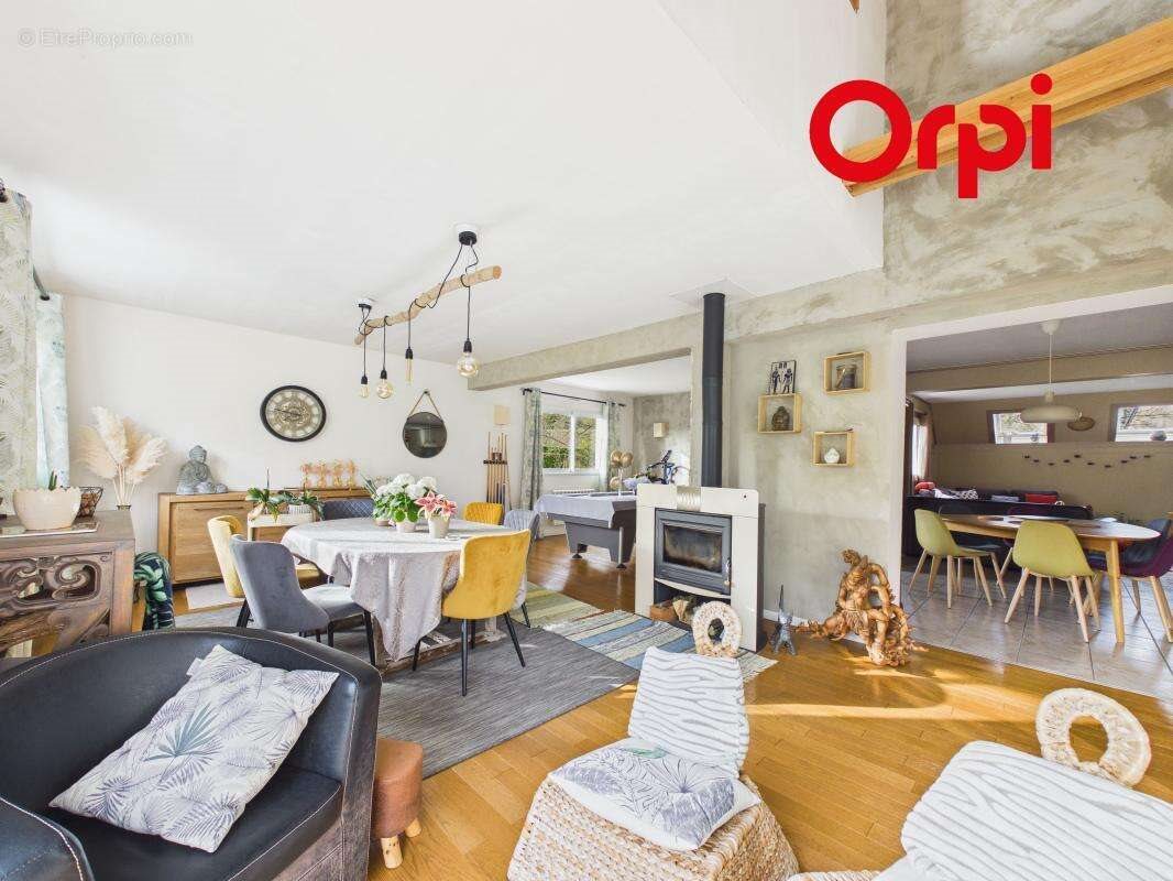 Maison à vendre, 176m², Saint-Léger-de-Rôtes