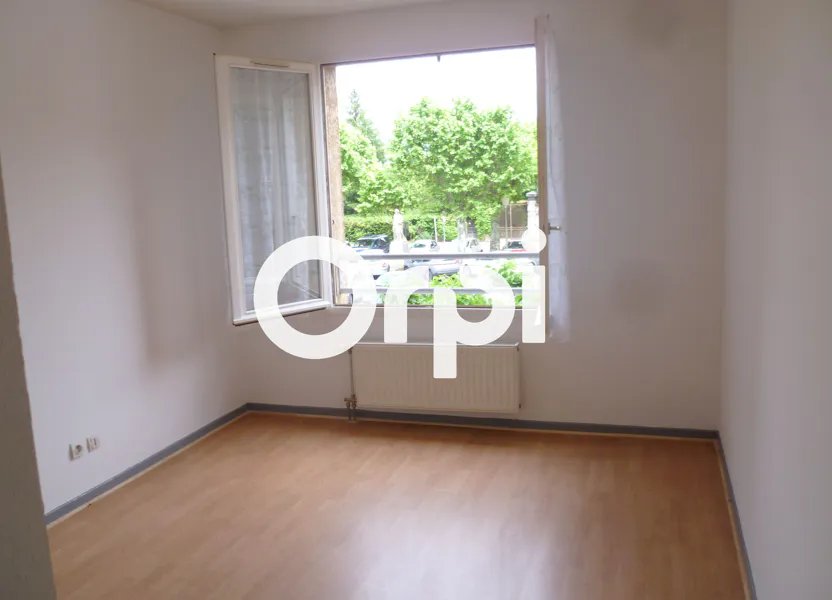 Appartement à louer, 85m², Saint-Étienne-de-Saint-Geoirs