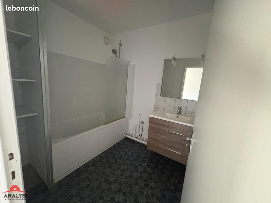 Appartement à louer, 60m², Saint-Haon-le-Châtel