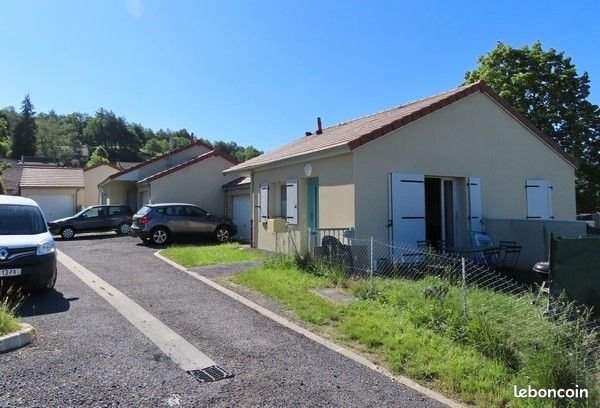 Maison à louer, 92m², Ydes