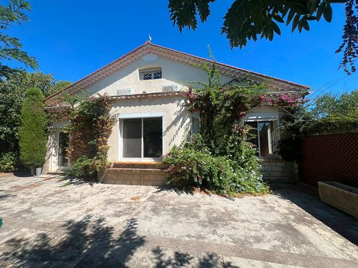 Maison 8 pièces 193 m² · à Montfrin · 193 m² · 399 000 €