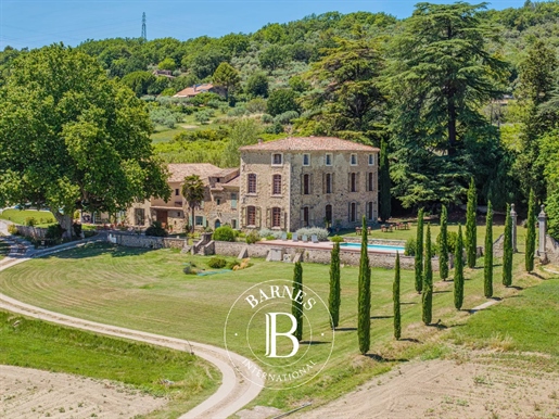 Maison 27 pièces 850 m² · à Manosque · 850 m² · 3 180 000 €