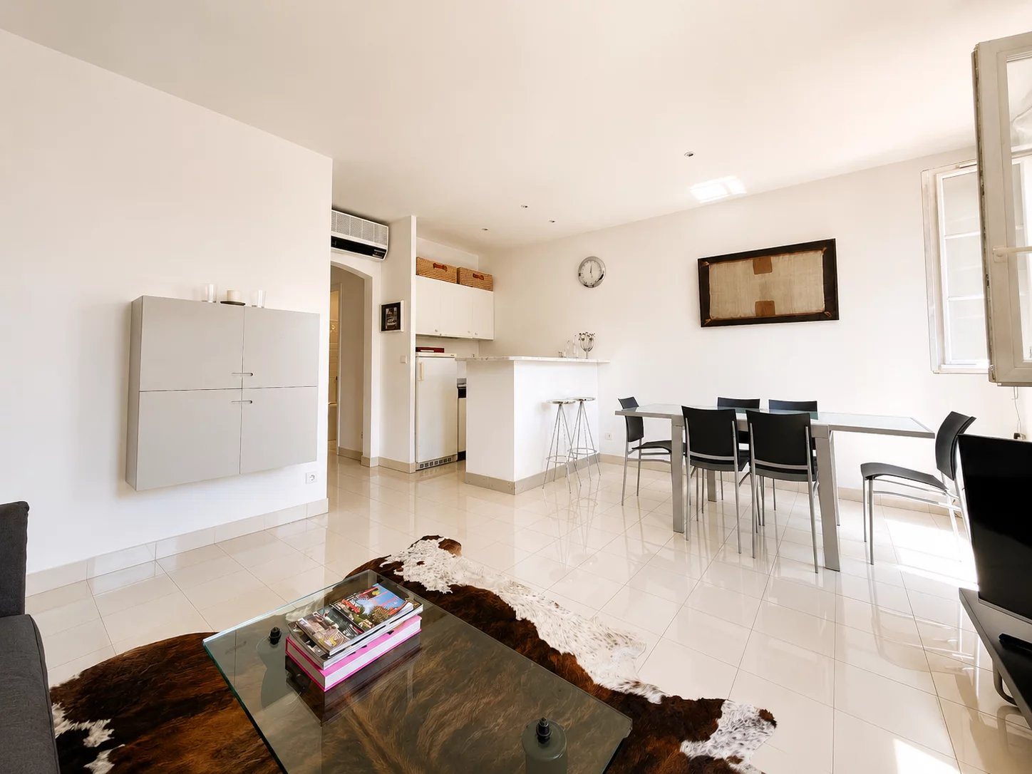 Charming one bedroom apartment of 50sqm in a sought-after condominium just a few steps... - Mehr