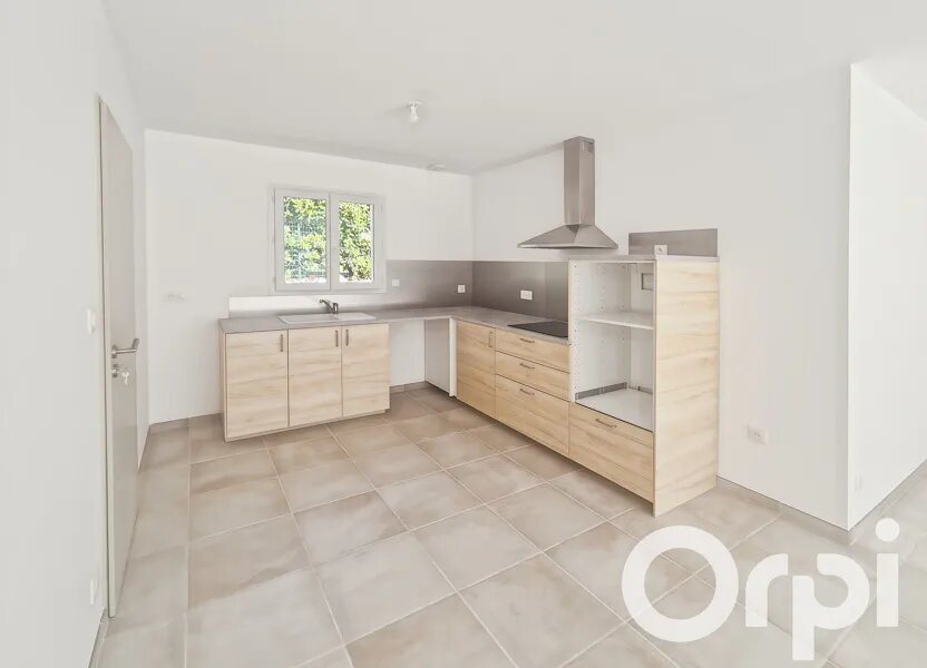 Maison à louer, 82m², Saint-Julien-de-Peyrolas