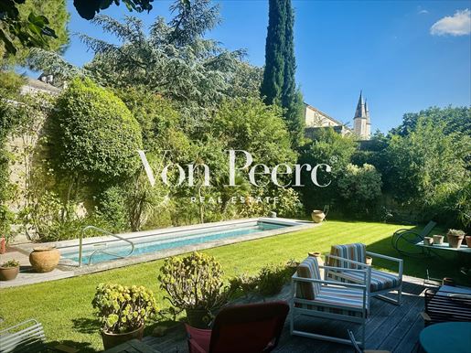 6 pièces 200 m² · à Villeneuve-lès-Avignon · 200 m² · 1 390 000 €