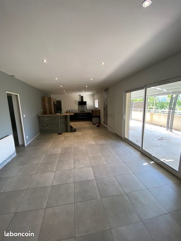 Appartement à louer, 144m², Meyreuil