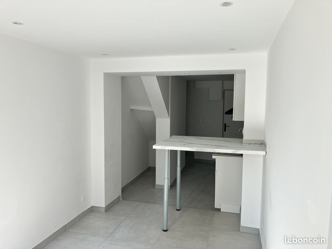 Appartement à louer, 28m², La Roque-d'Anthéron