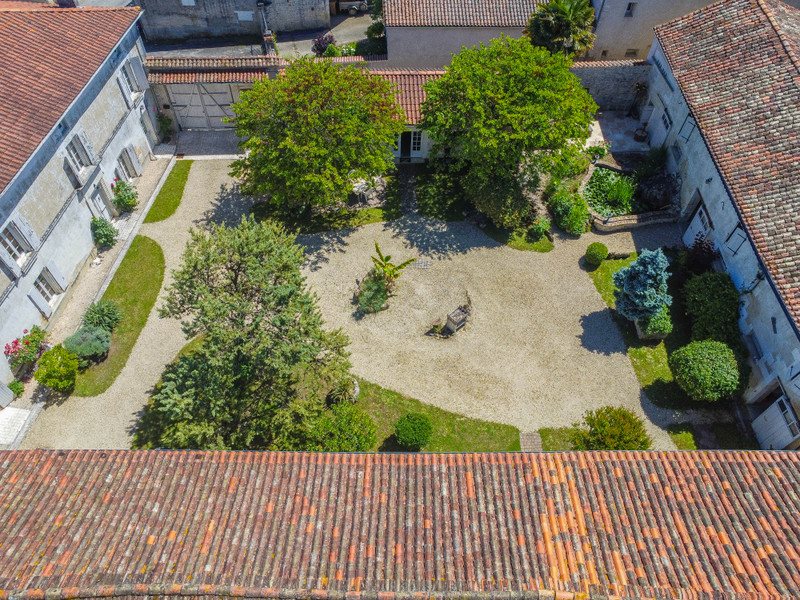 Maison à vendre, 305m², Douzat