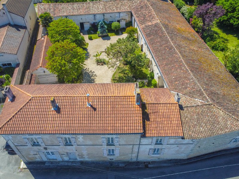 Maison à vendre, 305m², Douzat