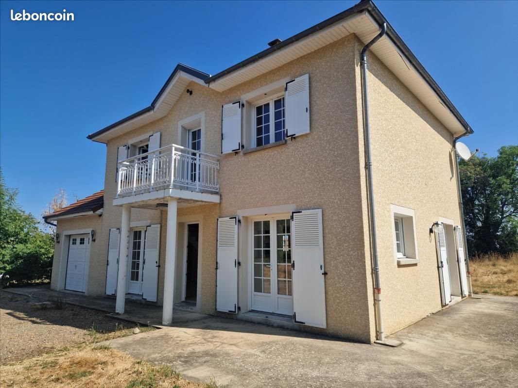 Maison à louer, 141m², Manzat