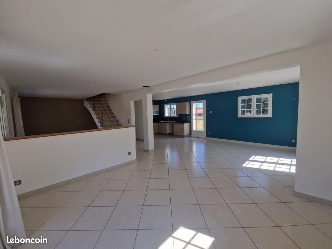 Maison à louer, 141m², Manzat