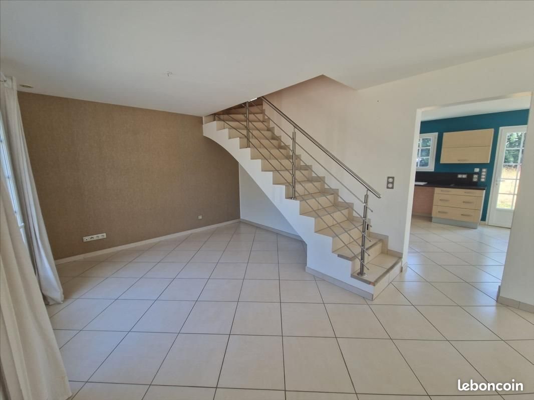 Maison à louer, 141m², Manzat