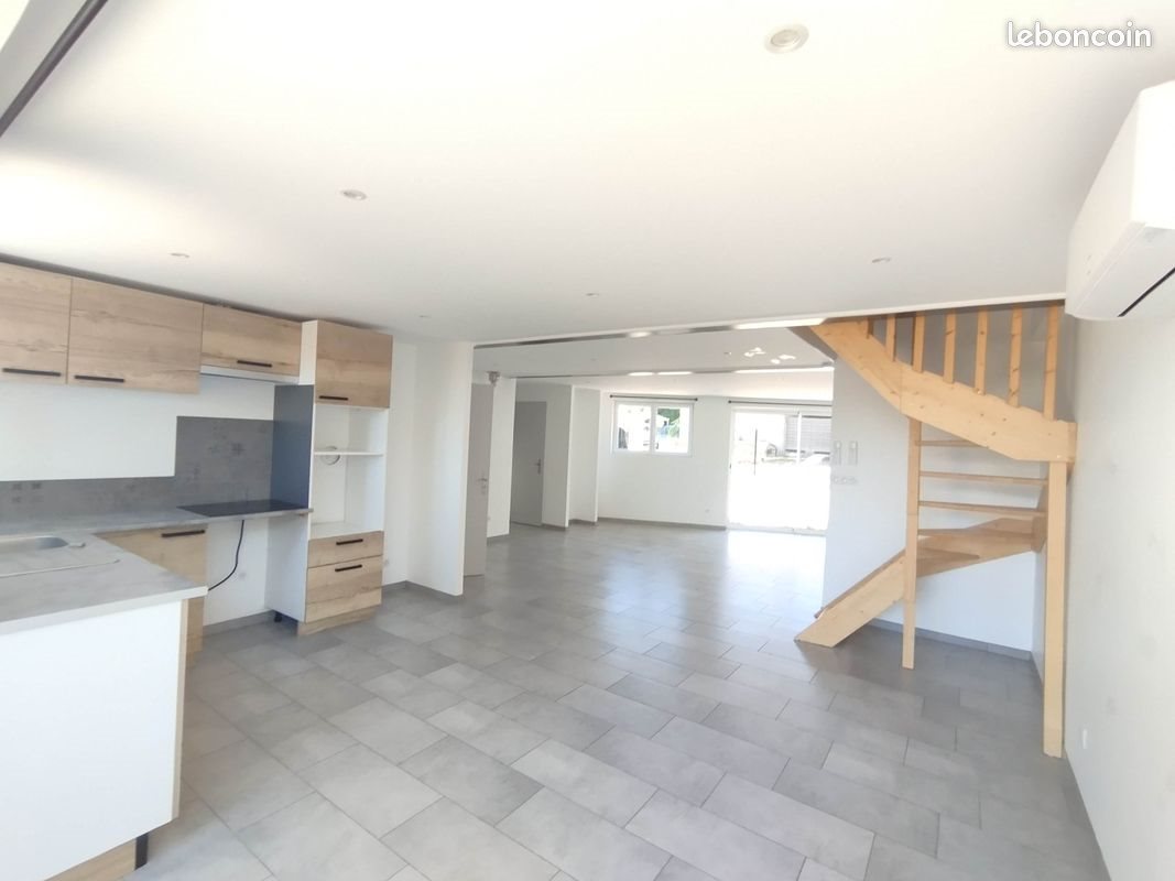 Maison à louer, 110m², Mervans