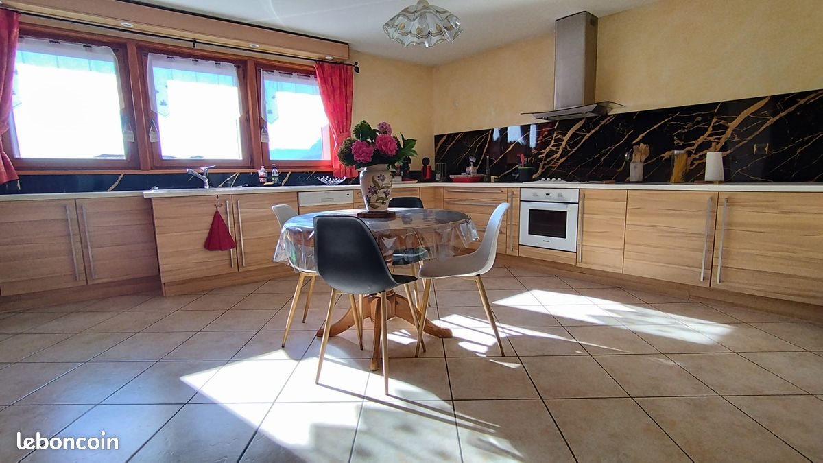 Appartement à louer, 211m², Vougy