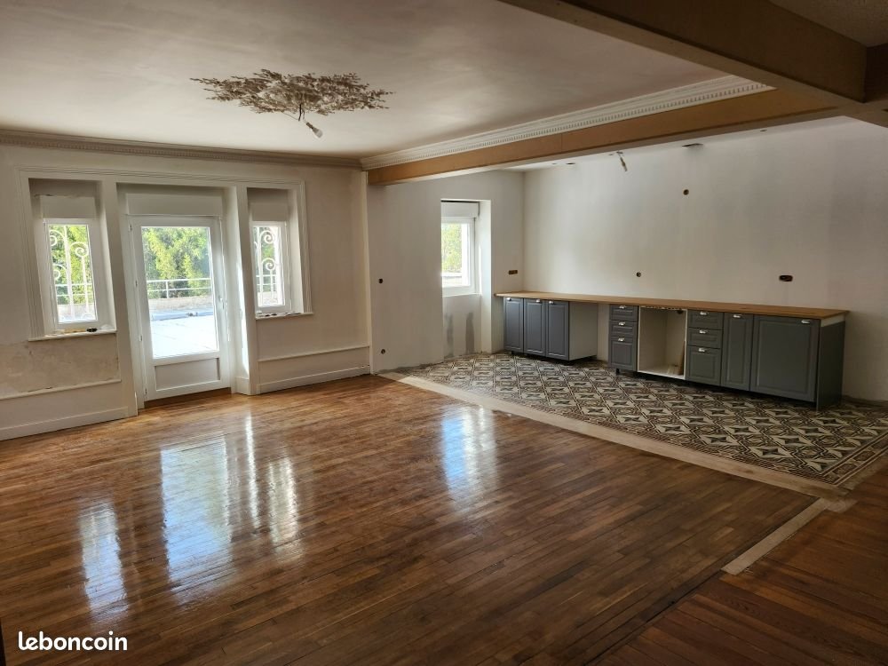 Appartement à louer, 144m², Valay