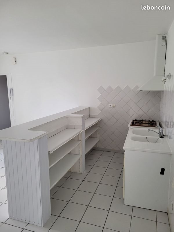 Maison à louer, 83m², Sireuil