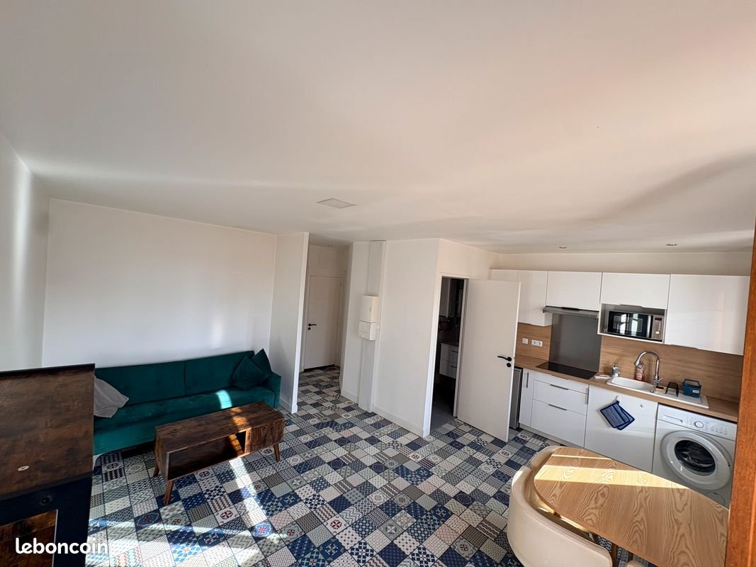Appartement à louer, 381m², Gémenos