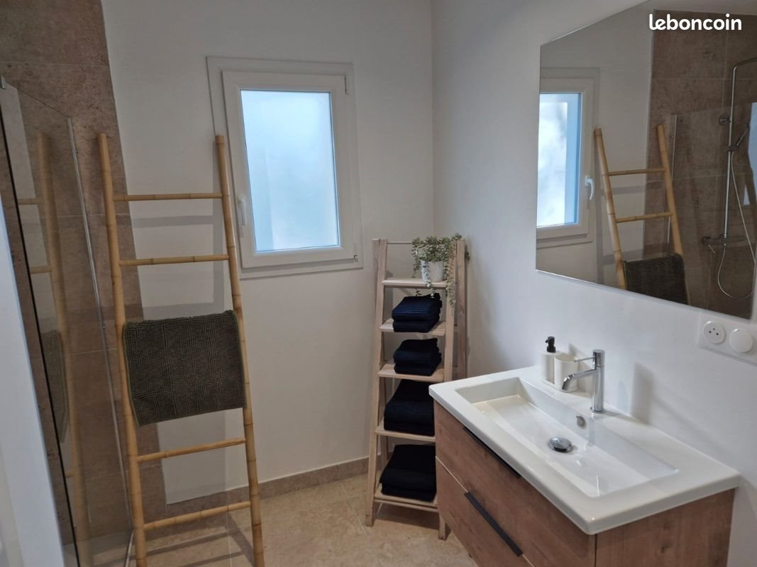 Maison à louer, 75m², Lussas