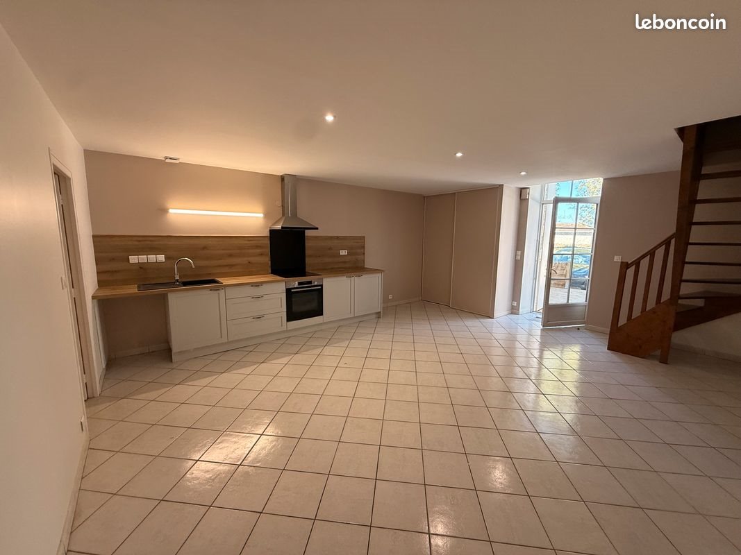 Maison à louer, 81m², Arces