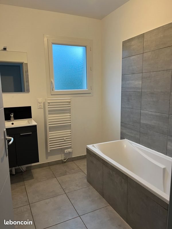 Maison à louer, 70m², Chalain-le-Comtal